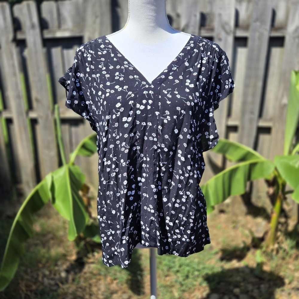 Sanctuary Medium Floral V Neck & Back Blouse Ruffle Cap Sleeve W Textured Edges
